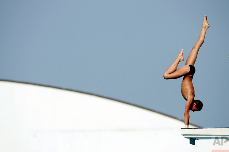 Thomas Finchum of the United States, prepares to dive off the 10-meter platform in the men's platform semifinals at the 2006 USA Grand Prix Diving Championship, Friday, May 12, 2006, in Fort Lauderdale, Fla. (AP Photo/Wilfredo Lee)