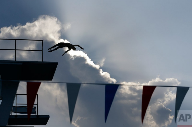 Steele Johnson competes during a semifinal round of the men's 10-meter platform event at the USA Diving Grand Prix, Thursday, May 9, 2013, in Fort Lauderdale, Fla. (AP Photo/Wilfredo Lee)